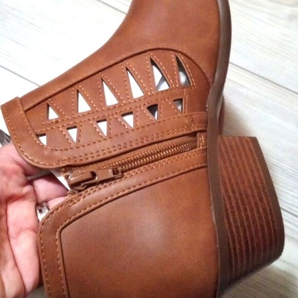 (S-3400)  Soda CHANCE Womens Perforated Cut Out Booties Sz 10 - Picture 10 of 11